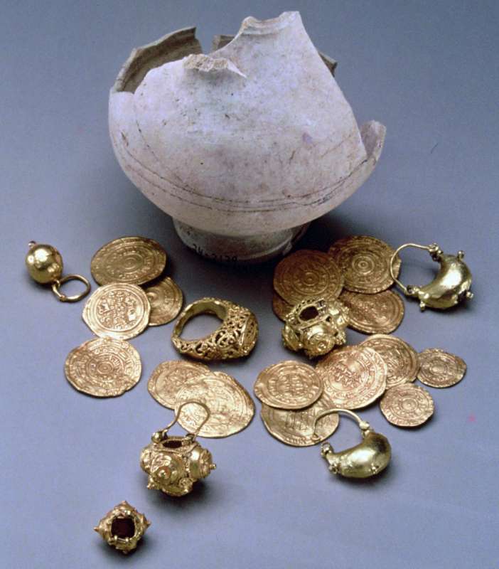 Coin and jewelry hoard
